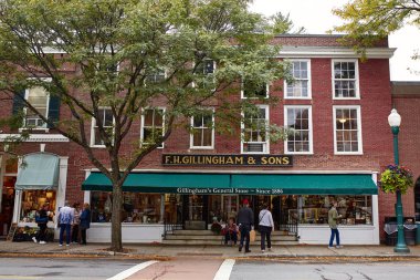Woodstock, Vermont - 30 Eylül 2019: Tarihi New England Woodstock kasabasındaki ikonik Fh Gillingham & Sons mağazasının dışı.