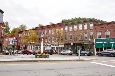 Woodstock, Vermont - 30 Eylül 2019: Tarihi New England kasabası Woodstock 'ta serin bir sonbahar gününde küçük dükkanlar ve restoranlar.