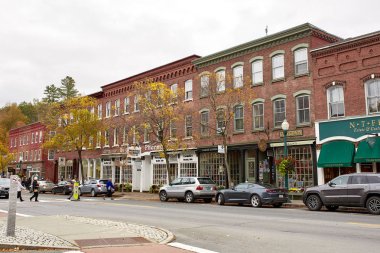 Woodstock, Vermont - 30 Eylül 2019: Tarihi New England kasabası Woodstock 'ta serin bir sonbahar gününde küçük dükkanlar ve restoranlar.