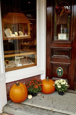 Woodstock, Vermont - 30 Eylül 2019: Tarihi New England kasabası Woodstock 'ta Sonbahar balkabaklarıyla süslenmiş küçük dükkanlar ve restoranlar.