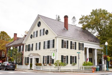 Woodstock, Vermont - 30 Eylül 2019: Tarihi New England kasabası Woodstock 'ta serin bir sonbahar gününde küçük dükkanlar ve restoranlar.