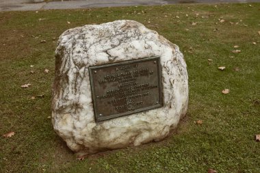 Woodstock, Vermont - 30 Eylül 2019: Tarihi New England kasabası Woodstock 'ta serin bir sonbahar gününde Windsor İlçe Mahkemesi' ndeki Amerikan Devrimci Savaş anıtı. 