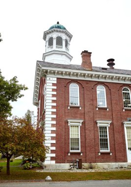 Windsor İlçe Mahkemesi Vermont 'un tarihi New England kasabası Woodstock' ta soğuk bir sonbahar gününde.
