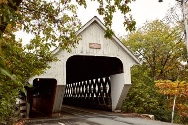 New England 'ın New England kasabası Woodstock, Vermont' ta soğuk bir sonbahar gününde Orta Kapalı Köprü.