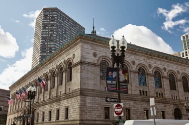 Boston, Massachusetts - 3 Ekim 2019: Boston 'un Back Bay mahallesindeki Copley Meydanı' ndaki Boston Halk Kütüphanesi