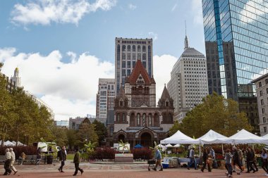 Boston, Massachusetts - 3 Ekim 2019: Boston Back Bay mahallesinde Trinity Kilisesi manzaralı Copley Meydanı 'ndaki çiftçi pazarı