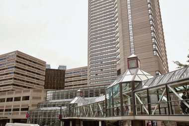 Boston, Massachusetts - 3 Ekim 2019 Copley Place ile Boston 'un Back Bay mahallesindeki Prudential' daki Dükkanlar arasındaki yaya köprüsü  