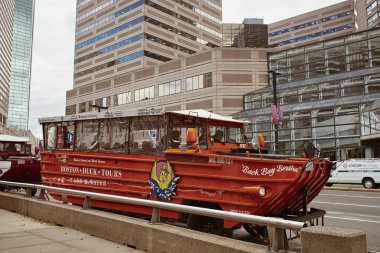 Boston, Massachusetts - 3 Ekim 2019: Boston Duck Tour teknesi Copley Place yakınlarındaki Back Bay mahallesinde..  