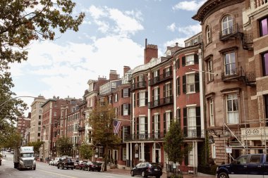Boston, Massachusetts - 3 Ekim 2019: Boston 'un tarihi Beacon Hill mahallesinde, güz gününde güzel tuğlalı evler