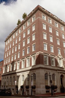 Boston, Massachusetts - 3 Ekim 2019: Boston 'un tarihi Beacon Hill mahallesinde, bir sonbahar gününde, güzel tuğla binanın dışı  