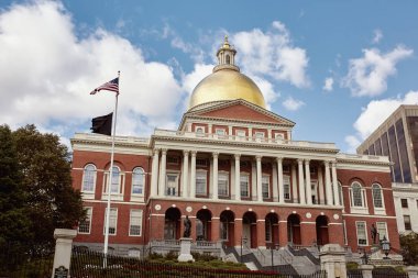 Boston şehir merkezindeki Massachusetts Eyalet Meclisi 'nin dışında. Usa