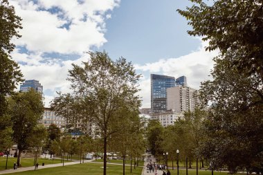 Boston, Massachusetts - 4 Ekim 2019: Back Bay mahallesinde bir sonbahar günü Boston Common 'u çevreleyen şehir manzarası