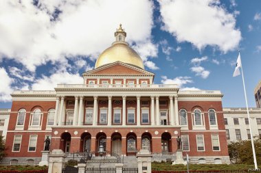 Boston şehir merkezindeki Massachusetts Eyalet Meclisi 'nin dışında. Usa