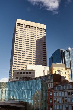 Boston, Massachusetts 'te, City Hall Plaza' daki gökdelen ve yüksek binaların dışında.