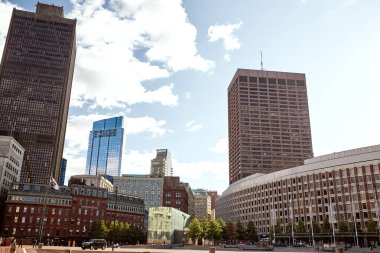 Boston, Massachusetts - 3 Ekim 2019: Boston şehir merkezinde bir sonbahar günü City Hall Plaza 'daki gökdelen ve yüksek binaların dışı.  