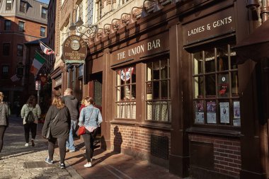 Boston, Massachusetts - 4 Ekim 2019: Boston Blackstone Blok tarihi bölgesinde Union Oyster House 'un dışı.  