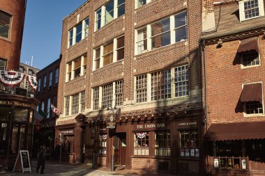 Boston, Massachusetts - 4 Ekim 2019: Boston Blackstone Blok tarihi bölgesinde Union Oyster House 'un dışı.  