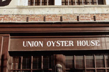Boston, Massachusetts - 4 Ekim 2019: Boston Blackstone Blok tarihi bölgesinde Union Oyster House 'un dışı.  