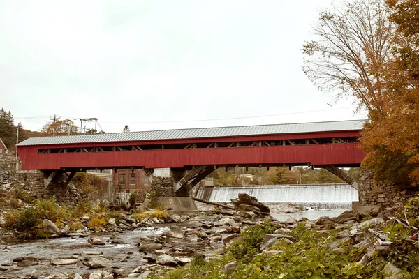 Tarihsel Taftsville Kapalı Köprüsü Woodstock Vermont Sonbahar Yapraklarıyla Çevrili Vermont — Stok fotoğraf