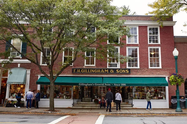 Woodstock, Vermont - 30 Eylül 2019: Tarihi New England Woodstock kasabasındaki ikonik Fh Gillingham & Sons mağazasının dışı.