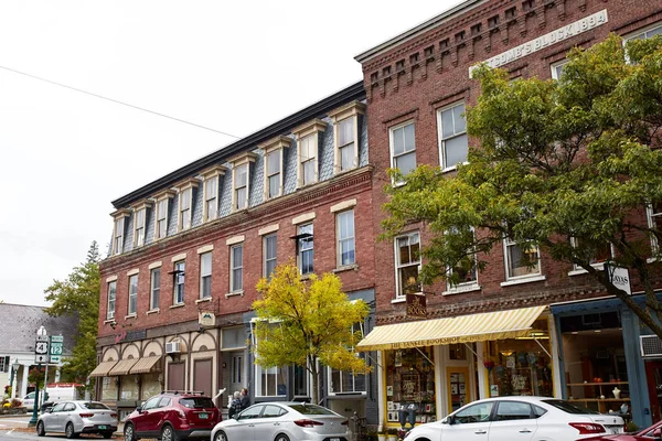 Woodstock, Vermont - 30 Eylül 2019: Tarihi New England kasabası Woodstock 'ta serin bir sonbahar gününde küçük dükkanlar ve restoranlar.