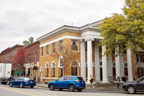 Woodstock, Vermont - 30 Eylül 2019: Tarihi New England kasabası Woodstock 'ta serin bir sonbahar gününde küçük dükkanlar ve restoranlar.
