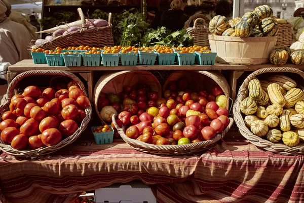 Rustikální Koše Plné Rajčat Zimní Dýně Prodej Farmářském Trhu Copley — Stock fotografie