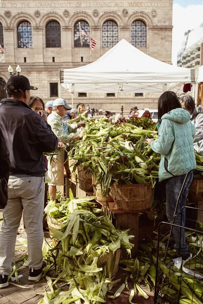 Boston Massachusetts Oktober 2019 Mensen Kopen Een Herfstdag Verse Maïs — Stockfoto