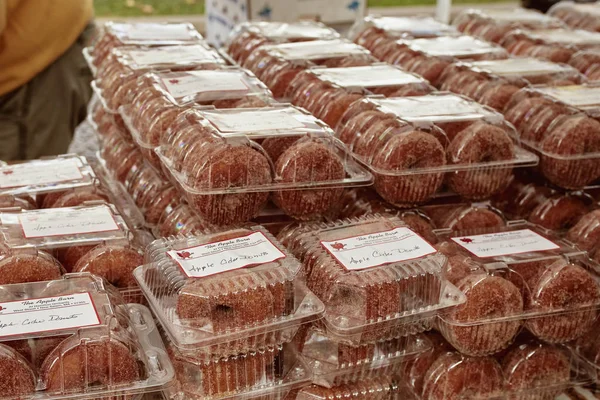 Boston, Massachusetts - 3 Ekim 2019 Copley Meydanı 'ndaki bir çiftçi pazarında mevsimlik elma şırası satışı.  