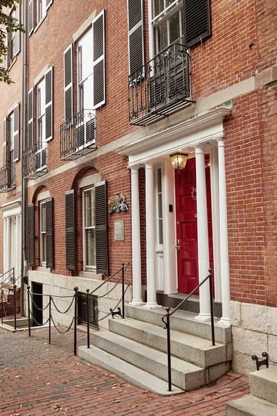 Бостон Массачусетс Жовтня 2019 Зовнішні Будинки Червоними Дверима Честнат Стріт — стокове фото