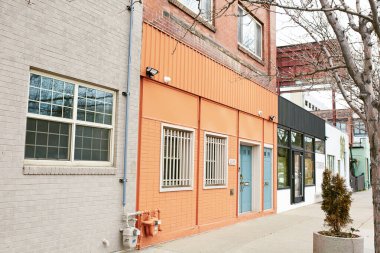 Denver, Colorado - 15 Nisan 2020: Covid-19 sırasında çoğunlukla RiNo bölgesinde sessiz, boş sokaklar. River North Sanat Bölgesi 