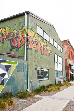 Denver, Colorado - 15 Nisan 2020: Covid-19 sırasında çoğunlukla RiNo bölgesinde sessiz, boş sokaklar. River North Sanat Bölgesi 