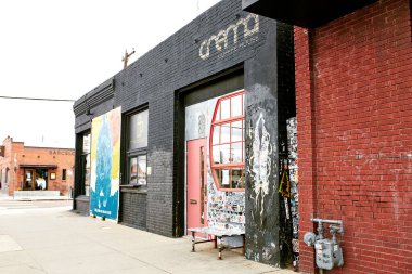Denver, Colorado - 15 Nisan 2020: Covid-19 sırasında RiNo bölgesinde sakin sokaklar. Kuzey Sanat Bölgesi 'ndeki Crema Kafe' nin dışında.