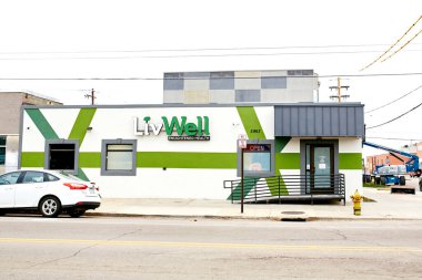 Denver, Colorado - 15 Nisan 2020: LivWell Dispensary yakınlarındaki sakin cadde Covid-19 sırasında ev siparişinde kalın. River North Sanat Bölgesi