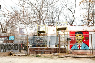 Denver, Colorado - 15 Nisan 2020: Covid-19 sırasında RiNo bölgesinde sessiz, boş sokaklar. River North Sanat Bölgesi