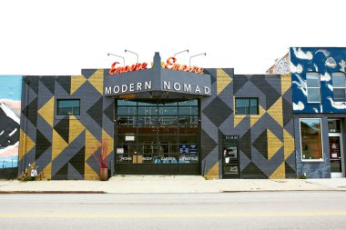 Denver, Colorado - 15 Nisan 2020: Covid-19 sırasında RiNo Bölgesi 'ndeki Modern Göçebe mağazasının yakınındaki boş cadde ev siparişi verin. River North Sanat Bölgesi