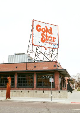 Denver, Colorado - 15 Nisan 2020: Covid-19 sırasında çoğunlukla RiNo bölgesinde sessiz, boş sokaklar. River North Sanat Bölgesi 