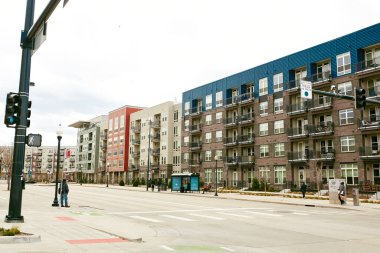 Denver, Colorado - 15 Nisan 2020 RiNo Bölgesi 'nde modern apartmanlarla çevrili sessiz caddeler. River North Sanat Bölgesi