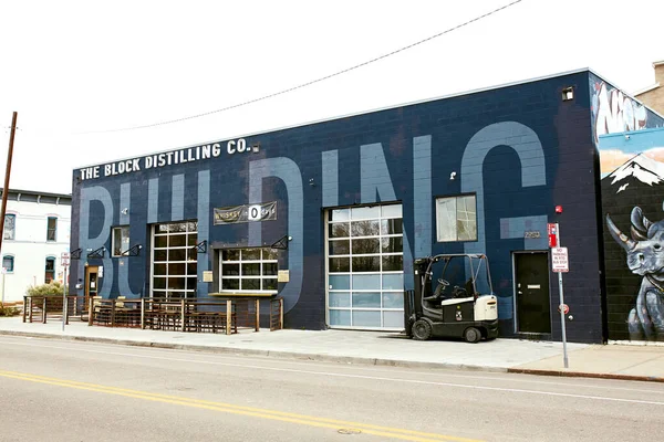 Denver, Colorado - 15 Nisan 2020: Covid-19 sırasında çoğunlukla RiNo bölgesinde sessiz, boş sokaklar. River North Sanat Bölgesi 