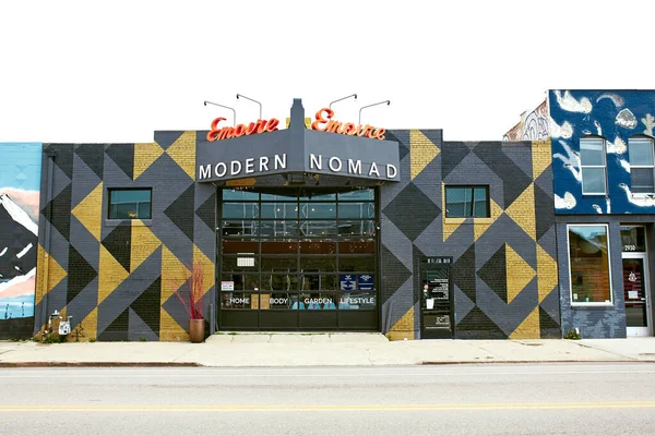 Denver, Colorado - 15 Nisan 2020: Covid-19 sırasında RiNo Bölgesi 'ndeki Modern Göçebe mağazasının yakınındaki boş cadde ev siparişi verin. River North Sanat Bölgesi