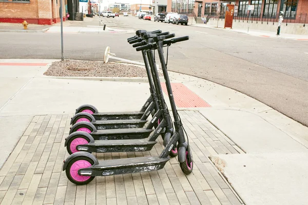 Denver Colorado Avril 2020 Scooters Lyft Inutilisés Dans Une Rue — Photo