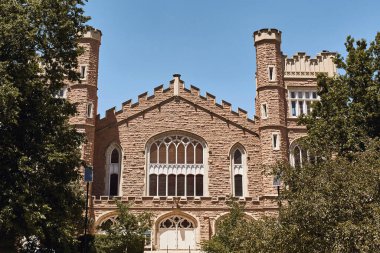 Boulder, Colorado - 11 Temmuz 2019: Colorado Üniversitesi Boulder kampüsündeki Macky Oditoryum binasının dışı.