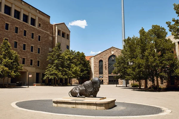 Boulder, Colorado - 11 Temmuz 2019: CU Buffs 'ın evi Folsom Stadyumu' nun dışı, Colorado Boulder Üniversitesi kampüsü.