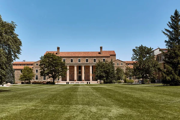 Boulder, Colorado - 11 Temmuz 2019: Colorado Boulder Üniversitesi 'ndeki Norlin Kütüphanesi' nin dışı