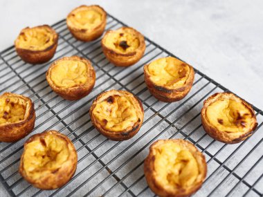 Taze pişmiş Portekiz usulü kremalı tart, Pasteis De Nata, soğutma dolabında. 