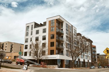 Denver, Colorado - 1 Mayıs 2020: Denver 'ın Aşağı Highlands bölgesinde ticari işletmeler ve modern kondominyum gelişmeleri (LoHi) 