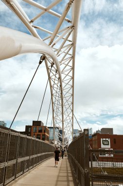Denver, Colorado - 1 Mayıs 2020: Highland Köprüsü, LoHi mahallesini Denver şehir merkezine bağlayan yaya köprüsü. Aşağı İskoçya.  