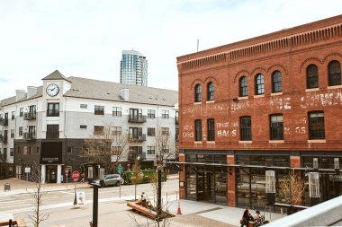 Denver, Colorado - 1 Mayıs 2020: Highland Köprüsü 'nden, LoHi Mahallesi' ni Denver 'a bağlayan yaya köprüsü.  