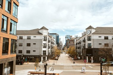 Denver, Colorado - 1 Mayıs 2020: Highland Köprüsü 'nden, LoHi Mahallesi' ni Denver 'a bağlayan yaya köprüsü.  