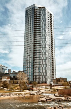 Denver, Colorado - 1 Mayıs 2020: South Platte Nehri Confluence Park 'taki Shoemaker Plaza' da apartman ve ofis binalarıyla çevrili 